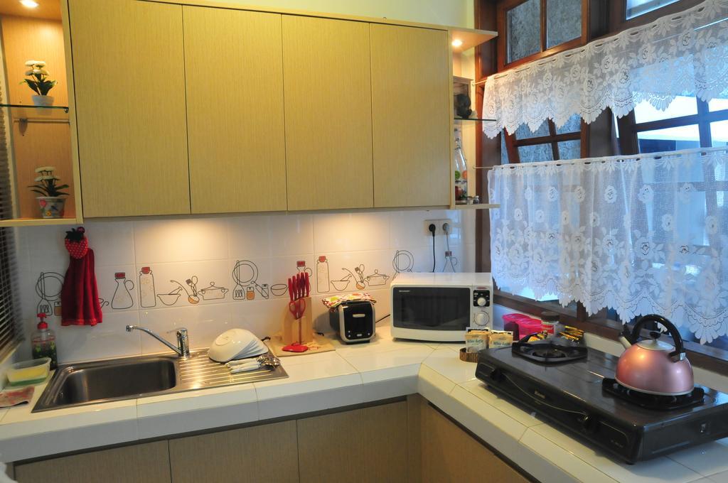 Bed And Breakfast Tomang Jakarta Bagian luar foto