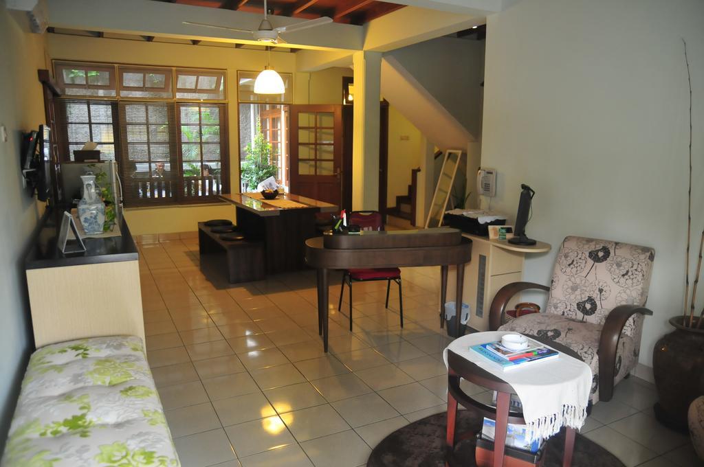 Bed And Breakfast Tomang Jakarta Bagian luar foto